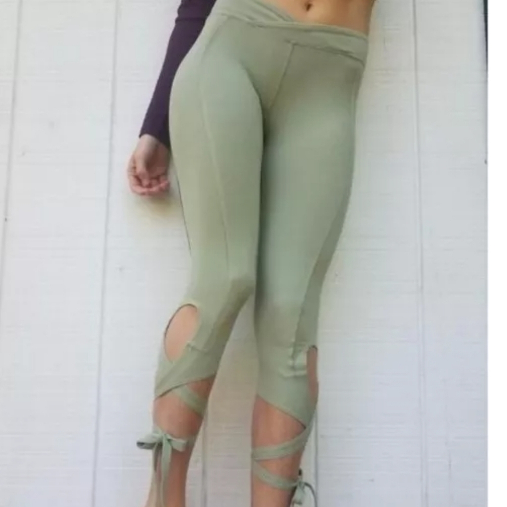 Free People Movement Turnout Boho Wrap Leggings size Medium - Picture 2 of 10